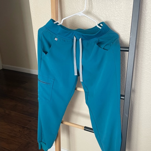 FIGS Pacific Blue High Waisted Zamora Joggers and Casma Top - Picture 6 of 10